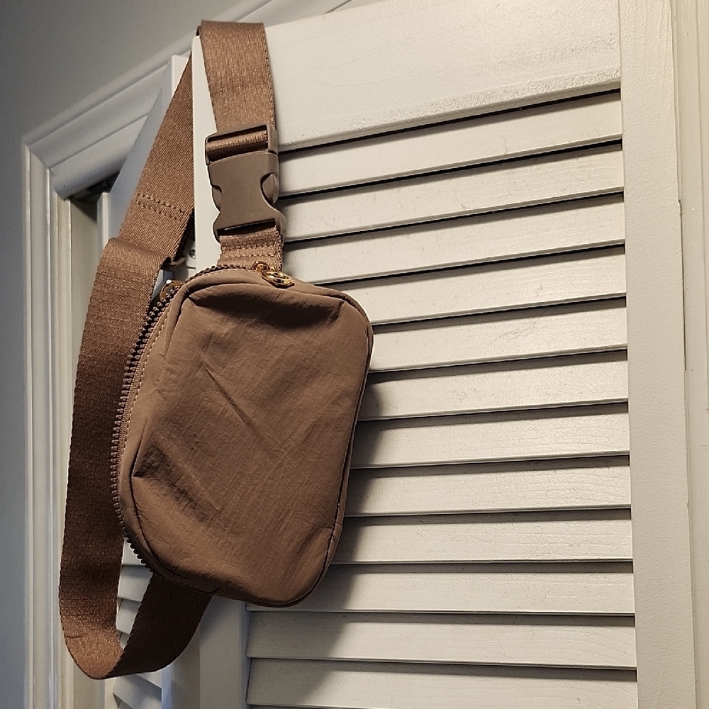 Universal Thread Tan Crossbody Bag